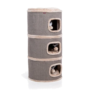 Ein dreistufiger Katzenbaum aus grauem Stoff mit beigen Akzenten, mit drei Öffnungen und hängenden Spielzeugen in jeder Ebene.