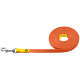 Helle orange Hundeleine mit einem gelben Griff und einem Metallclip, ordentlich auf einem weißen Hintergrund aufgerollt.