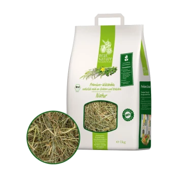 Foin biologique premium pour animaux de compagnie, étiqueté "Real Nature", paquet de 1 kg avec un gros plan de la texture du foin.