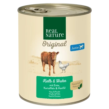 Dosenfutter für Haustiere "Real Nature Original Junior" mit Illustrationen von Rind und Huhn, aufgelistet sind die Zutaten: Kalb & Huhn mit Ente, Kartoffeln & Hanföl.