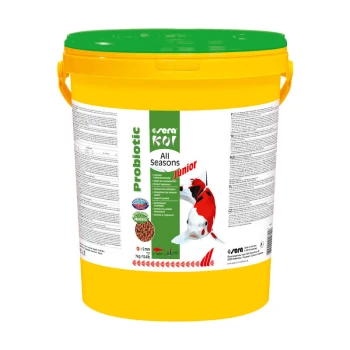 Koi Junior All Seasons Probiotic Koifutter 7 kg Gelber Eimer mit Sera Koi Probiotic All Seasons Junior Fischfutter, mit einer Grafik eines Koi-Fisches und Nährwertangaben auf dem Etikett.