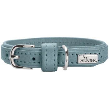 Hellblaues Lederhalsband für Hunde mit silberner Schnalle und D-Ring, Ziernähten und Metallanhänger mit der Aufschrift „HUNTER“.