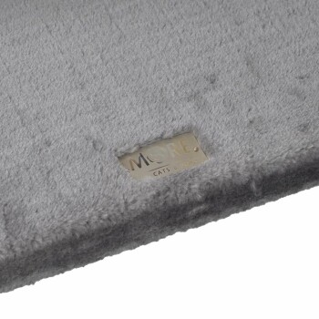 Graues Haustierbett mit einer weichen Textur, mit einem metallischen Etikett, das "MORE CATS & DOGS" liest.