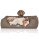 Zwei Hunde liegen bequem auf einem weichen, braunen Haustierbett mit dem Logo "KNUFFELWUFF", das auf der Vorderseite sichtbar ist.