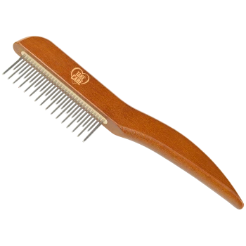 Peigne de toilettage pour animaux en bois avec des dents en métal, comportant un logo en forme de cœur et le texte "Take Care" gravé sur le manche.
