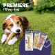 Bild eines grasbewachsenen Bereichs mit Hundekau Snacks der Marke "Premiere I ❤️ my dog", einschließlich eines verpackten Knochens und verschiedener Kau Snacks.