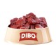 Eine Haustierschüssel gefüllt mit rohen Fleischstücken, mit der Marke "DIBO" und dem Slogan "Für die Besten das Beste" in rotem Text.