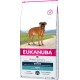 Nourriture sèche pour chien spécifique à la race Eukanuba pour Boxers, avec un chien Boxer sur le sac, étiqueté "Adult" et "12kg."