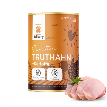 Dosenfutter für Haustiere, beschriftet mit "Balloony Sensitive Truthahn + Kartoffel," mit einem Rezept aus Truthahn und Kartoffeln, neben einem Stück rohem Truthahnfleisch.
