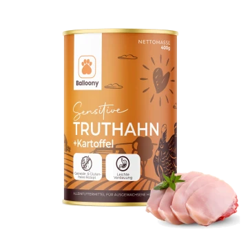 Dosenfutter für Haustiere, beschriftet mit "Balloony Sensitive Truthahn + Kartoffel," mit einem Rezept aus Truthahn und Kartoffeln, neben einem Stück rohem Truthahnfleisch.