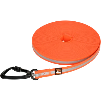 Heldere oranje hondenriem netjes opgerold, met een reflecterende strip en een stevige zwarte metalen clip voor veilige bevestiging.