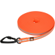 Helle orangefarbene Hundeleine, ordentlich aufgerollt, mit einem reflektierenden Streifen und einem stabilen schwarzen Metallclip für eine sichere Befestigung.