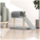 Ein grauer Katzenbaum mit einem Tunnel und einer Rampe, auf dem ein verspielter getigerter Kater sitzt, in einem modernen Wohnzimmer.