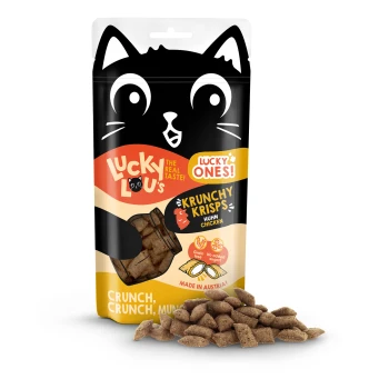Un sac de friandises pour chats Lucky Lou's Krunchy Krisps avec un design de chat ludique, saveur "Huhn Chicken", et des friandises éparpillées devant.
