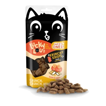 Un sac de friandises pour chats Lucky Lou's Krunchy Krisps avec un design de chat ludique, saveur "Huhn Chicken", et des friandises éparpillées devant.
