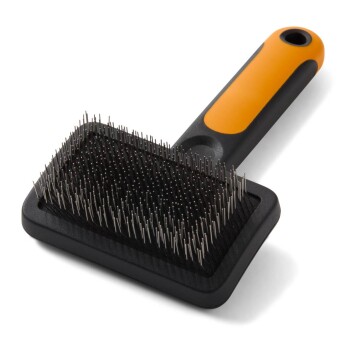 Schwarz-orangefarbene Slicker-Bürste für Tiere mit rechteckigem Pad aus feinen Metallborsten und ergonomischem Griff.