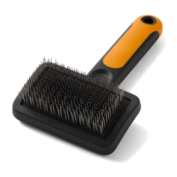 Schwarz-orangefarbene Slicker-Bürste für Tiere mit rechteckigem Pad aus feinen Metallborsten und ergonomischem Griff.