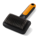 Schwarz-orangefarbene Slicker-Bürste für Tiere mit rechteckigem Pad aus feinen Metallborsten und ergonomischem Griff.