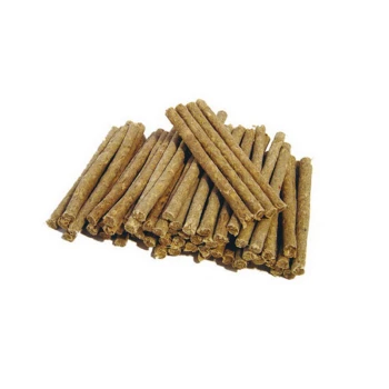 Ein Haufen Hundekauspielzeuge, braun gefärbt, unordentlich auf einem weißen Hintergrund angeordnet.