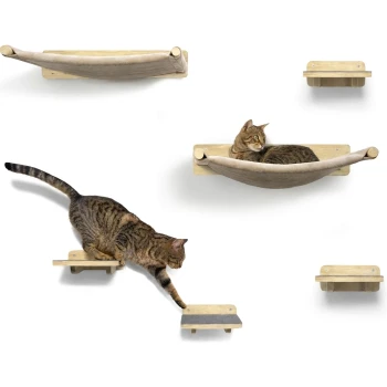 Holz-Wandregale für Katzen und Stoffhängematte mit zwei getigerten Katzen, eine liegt entspannt, die andere tritt zwischen den Plattformen.