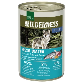 WILDERNESS Nassfutter Hund Adult Fresh Water, Hering, Lachs und Ente 6x400 g Dosen-Hundefutter mit der Bezeichnung 'Wilderness', das einen Wolf zeigt, mit dem Hinweis auf 95% Fisch und Ente und 0% zugesetzte Körner.