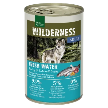Dosen-Hundefutter mit der Bezeichnung 'Wilderness', das einen Wolf zeigt, mit dem Hinweis auf 95% Fisch und Ente und 0% zugesetzte Körner.