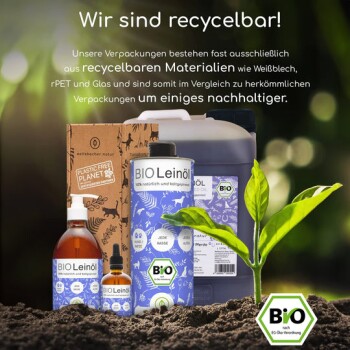 Bild von verschiedenen umweltfreundlichen Verpackungen für BIO-Leinsamenölprodukte, mit einer Pflanze, und Text, der die Recyclingfähigkeit und Nachhaltigkeit hervorhebt.