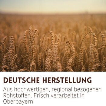 Goldenes Weizenfeld mit Text „DEUTSCHE HERSTELLUNG“ und „Aus hochwertigen, regional bezogenen Rohstoffen. Frisch verarbeitet in Oberbayern“