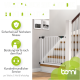 Ein weißes Sicherheitstor am Fuß einer Treppe mit einem grünen und weißen "bomi"-Logo und verschiedenen Qualitäts- und Service-Highlights.