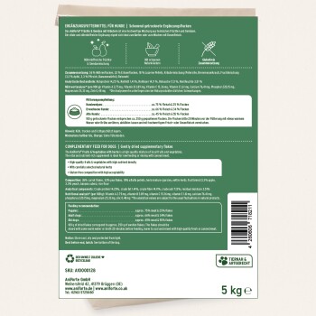 Rückseite eines Hundefutterbeutels mit grünem Nährwertetikett, Barcode und dem Text 'COMPLEMENTARY FEED FOR DOGS' (Ergänzungsfutter für Hunde), 5 kg.