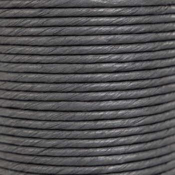 Eine Nahaufnahme von fest gewickeltem grauem Seil, das seine strukturierte Oberfläche und gleichmäßige Dicke zeigt, geeignet für Haustierspielzeug oder Zubehör.