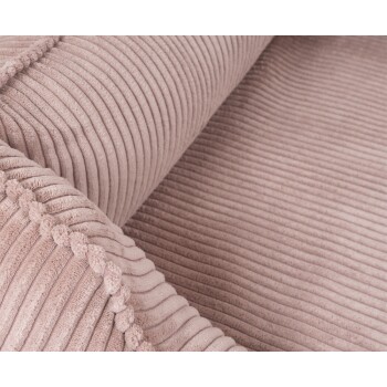 Nahaufnahme eines weichen, gerippten, rosa Haustierbettes mit dekorativem Rand, das seine plüschige Textur und gemütliches Design zeigt.