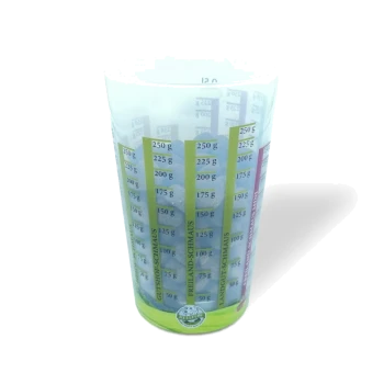 Transparenter Messbecher mit markierten Messungen in Gramm, mit einem grünen und weißen Design, ideal für die Portionierung von Haustierfutter.