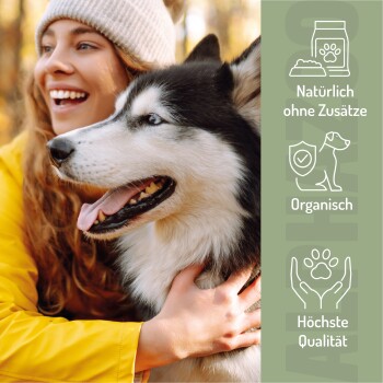 Eine Holzschüssel mit hellen Tabletten neben einem Diagramm für die Futtermenge für Haustiere, betitelt "MICH KANNST DU EINFACH VERFÜTTERN," mit einem Pfotenabdruck-Logo.