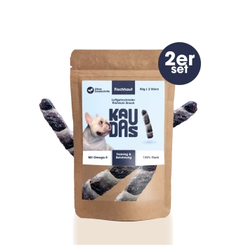 Eine braune Papiertüte mit Hundeleckerlis, die mit einem Hundebild und Texten beschriftet ist: "Fischhaut," "50g | 2 Stück," "Mit Omega-3," "100% Fisch."