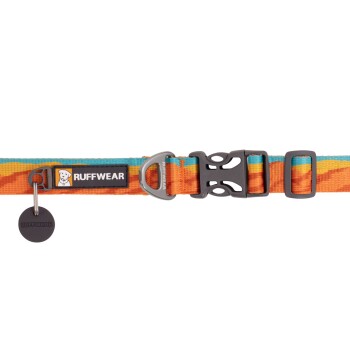 Bunter Hundehalsband von Ruffwear mit orangefarbenen, blauen und gelben Mustern, mit einem schwarzen Etikett und einer Schnalle.