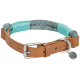 Collier pour chien en cuir fauve avec éléments en corde tressée turquoise, boucle et anneau en D argentés, médaille ronde avec logo «m».