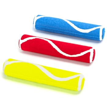 Drei bunte Haustierspielzeuge in Blau, Rot und Gelb, jeweils mit weißen wellenförmigen Mustern, horizontal auf einem weißen Hintergrund angeordnet.