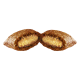 Nahaufnahme eines geteilten Haustierleckerli, das eine goldene, cremige Füllung zeigt, umgeben von einer knusprigen, braunen Außenseite.
