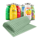 Eine Sammlung von bunten Hundesmoothie-Flaschen mit der Aufschrift "SmoothieDog" in verschiedenen Geschmacksrichtungen, neben einer hellgelben Silikonmatte mit knochenförmigen Formen.