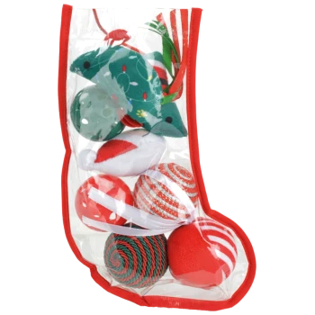 Klarer Weihnachtsstrumpf gefüllt mit verschiedenen roten, grünen und weißen Katzenspielzeugen, darunter Bälle und eine Maus.