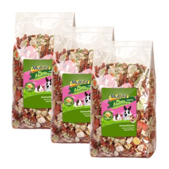 Trois sacs de flocons de légumes Multifit Nature pour petits animaux, présentant des légumes secs colorés et une étiquette avec des images d'un lapin et d'un cochon d'Inde.