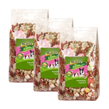 Drei Taschen mit Multifit Nature Gemüseflocken für kleine Haustiere, mit bunten getrockneten Gemüse und einem Etikett mit Bildern eines Kaninchens und eines Meerschweinchens.