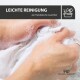 Hände, die einen weißen Stoff in Seifenwasser waschen, mit dem Text "LEICHTE REINIGUNG per Handwäsche waschbar" darüber.