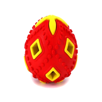 Roter und gelber strukturierter Gummispielball für Haustiere mit diamantförmigen Löchern auf weißem Hintergrund.