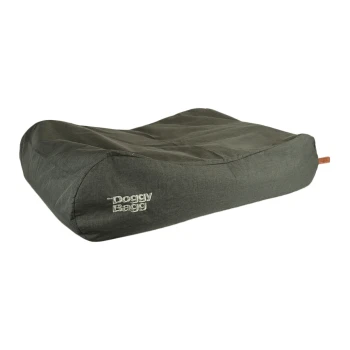 Ein dunkelgraues Hundebett mit einer weichen, gepolsterten Oberfläche, auf der das Logo "Doggy Bagg" auf der Seite gestickt ist.