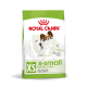 Torba z karmą dla psów Royal Canin X-Small dla dorosłych psów do 4 kg, z ilustracją psa i promująca zdrowie odpornościowe.