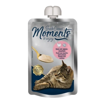 Beutel mit Katzen-Snackcreme mit der Aufschrift "Momente zum Genießen", mit Huhn und Jakobsmuscheln, neben einer sich entspannenden Katze.