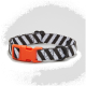 Schwarz-weißer gestreifter Hundehalsband mit einer orangefarbenen Schnalle und einem Hundesilhouette-Design.