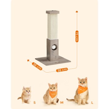 Ein 73 cm hoher Katzenkratzbaum mit beigem Sisal, umgeben von drei Katzen in orangefarbenen Bandanas mit den Aufschriften S, M und L.